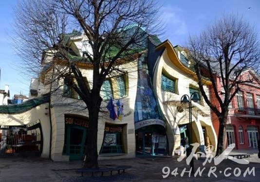 Ť(THE CROOKED HOUSE, POLAND)