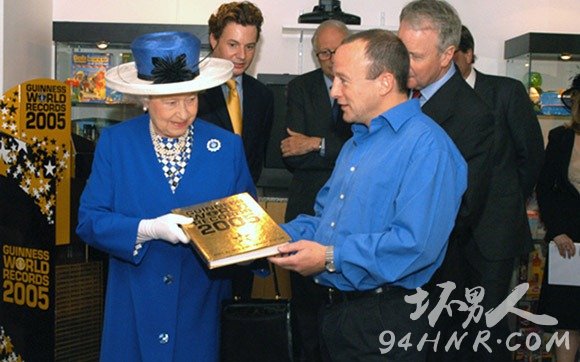 Queen-Elizabeth-II-visits-GWR-HQ_tcm25-395587_tcm32-395992